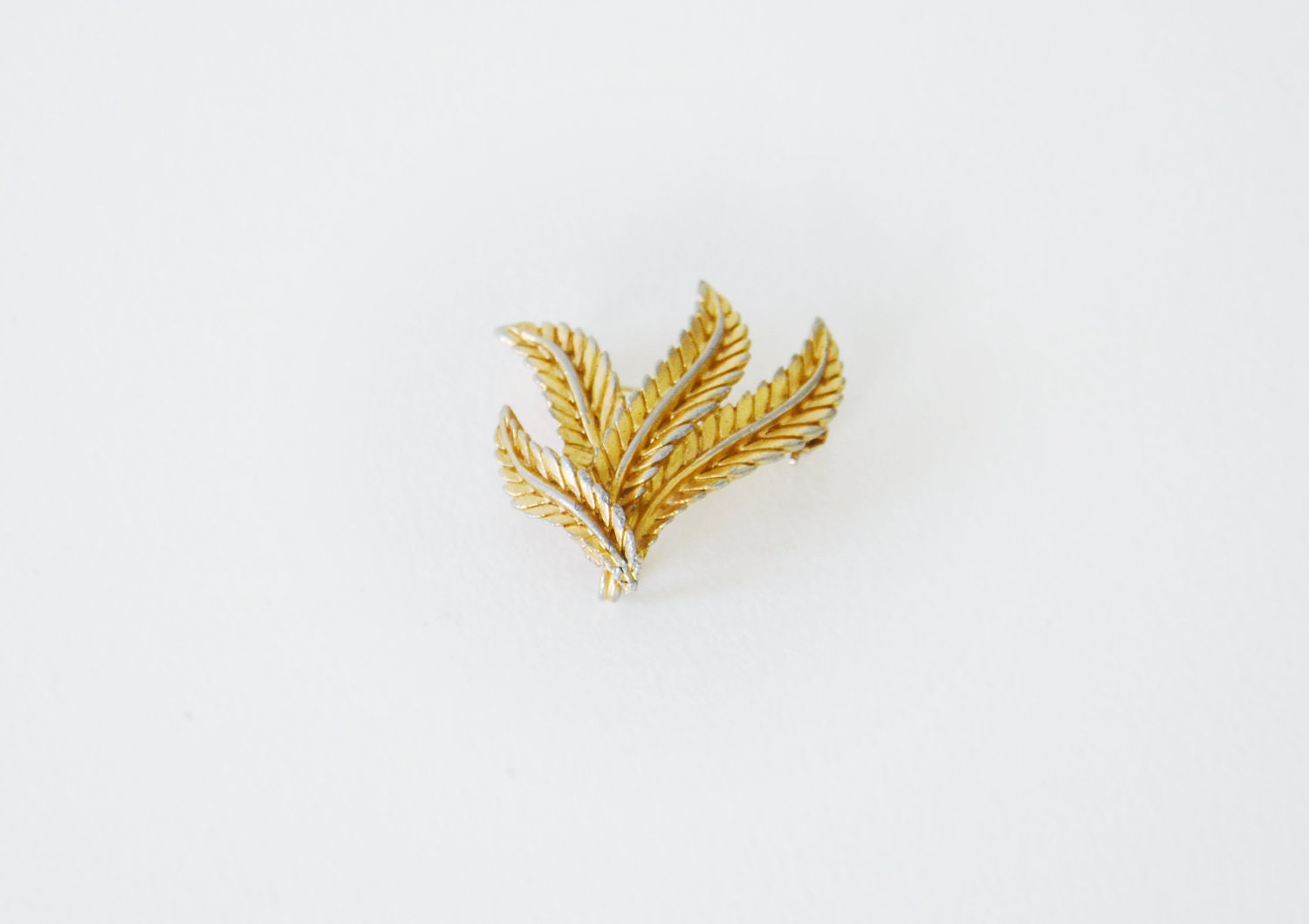 Vintage rustic gold metal leaf brooch.