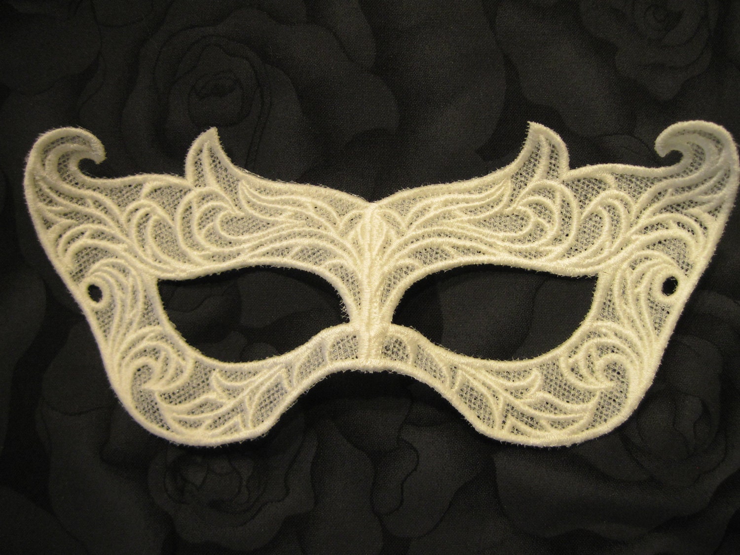 Elegant Eyes Lace Mask in White