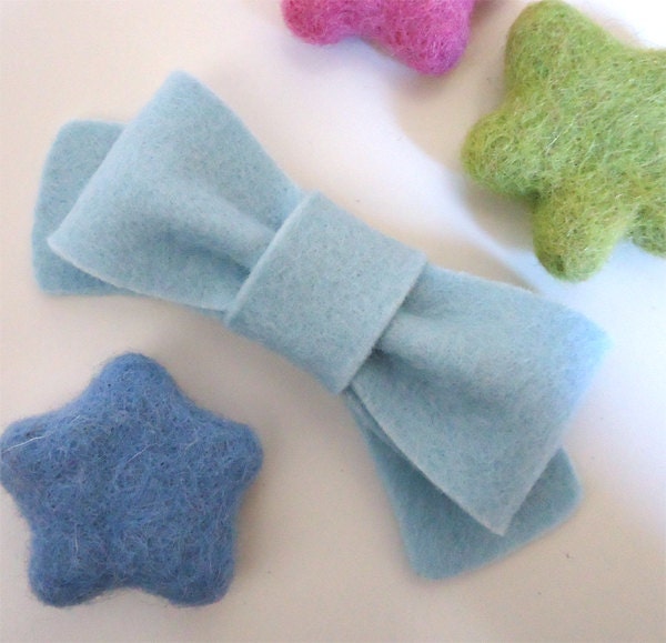 NO SLIP Wool felt hair clip -pale blue bow