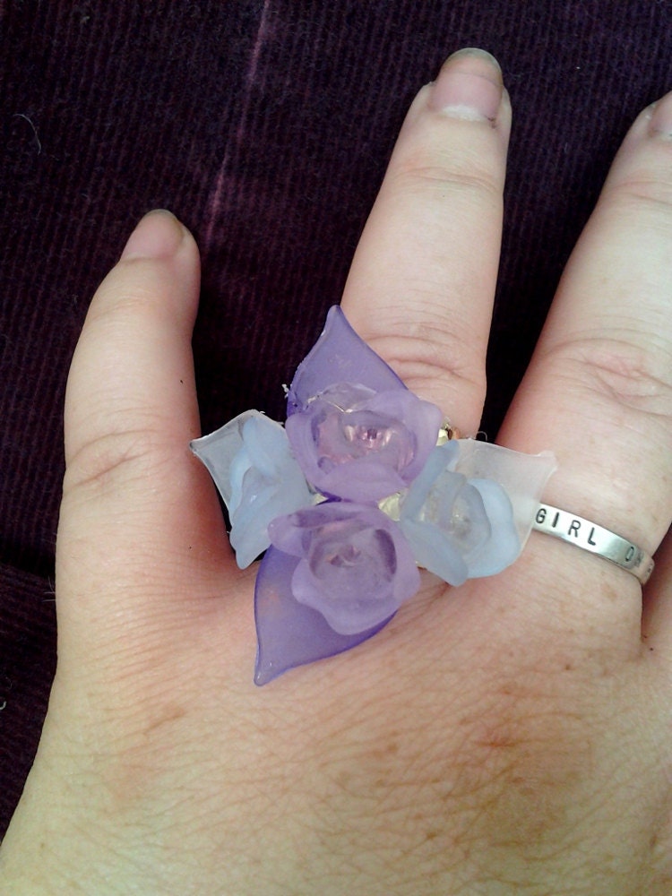 Four Roses, adjustable ring in shades of purple lucite