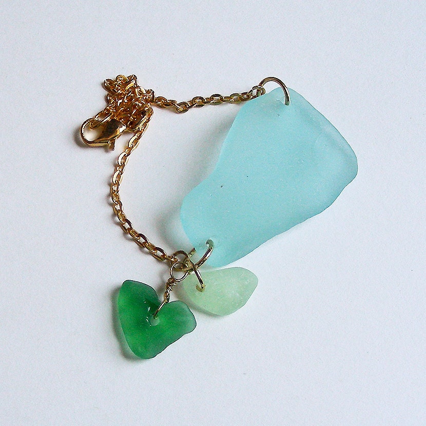 Sea Glass Heart & Gold Chain Beach Finds Bracelet - Ocean Inspired Jewelry - Gift under 50 - Aquamarine Turquoise Blue Jade Emerald Green
