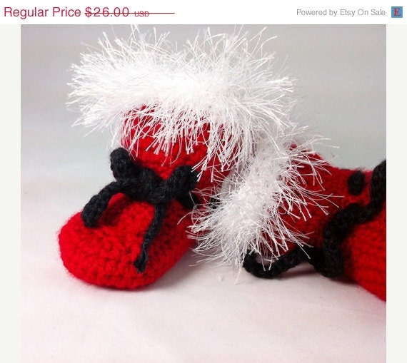 ON SALE Crocheted Santa Claus Baby Booties - Holiday booties - Santa Claus Boots - Red baby booties - BitsOfFiber