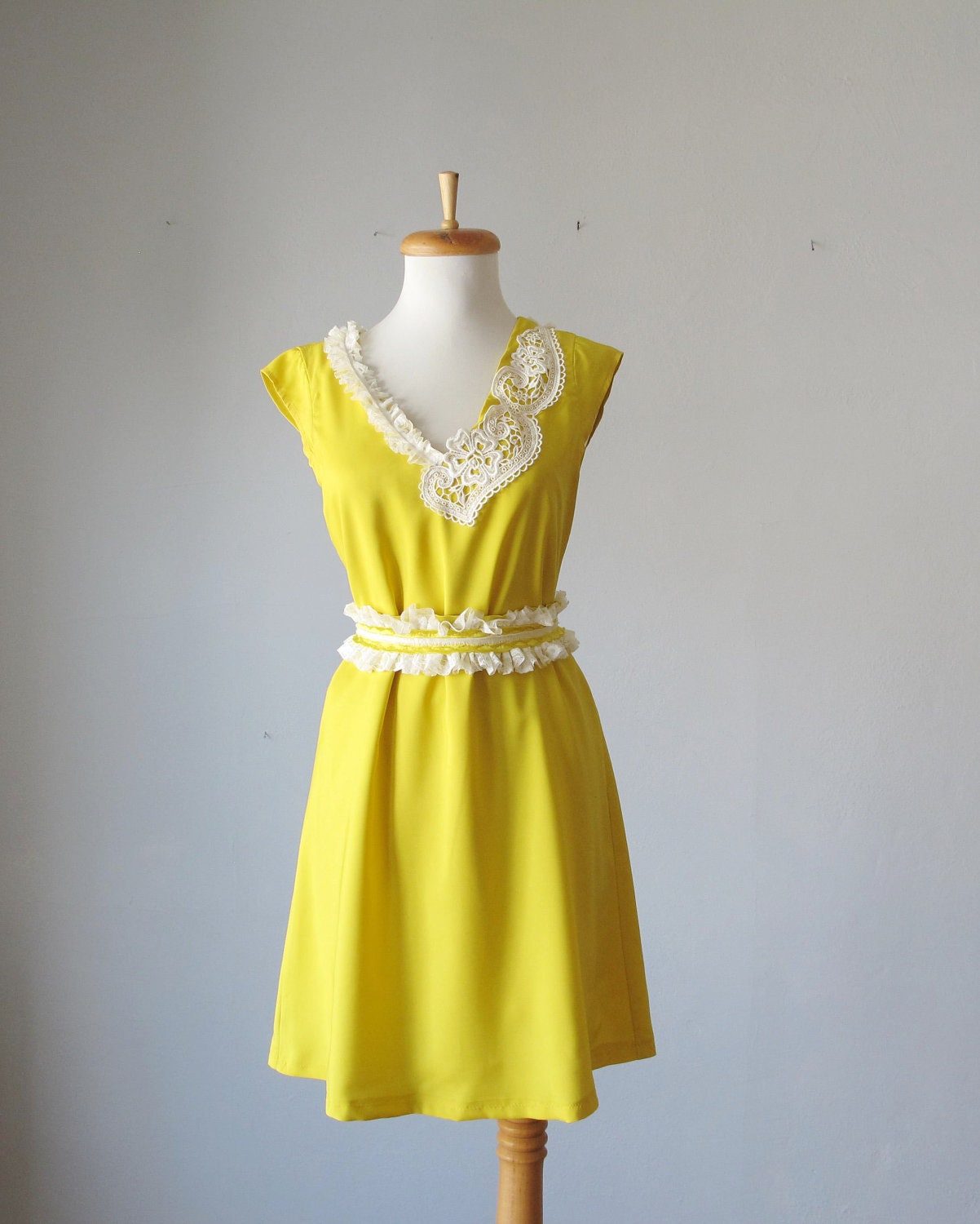 Dress / custom made  / Yellow / Vintage inspired  / Romantic / Dreamy / Soft  / Sleeveless  / Delicate / Bridesmaid / party