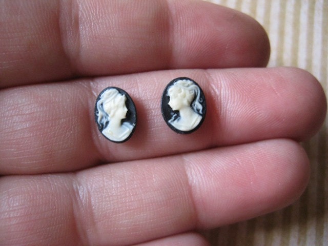 Vintage Tiny Cameos 6 pieces