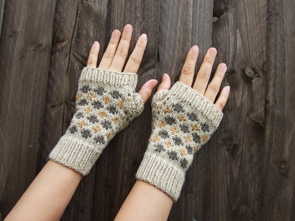 Retro theme fingerless mittens in Organic & Naturally Dyed Wool