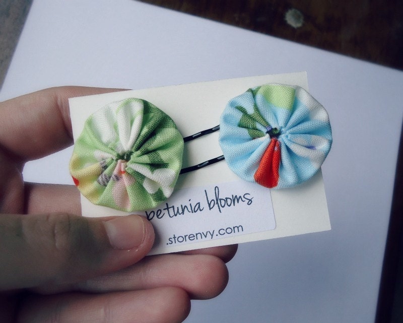 yoyo hair pins // dress up your hair // pale blue & green