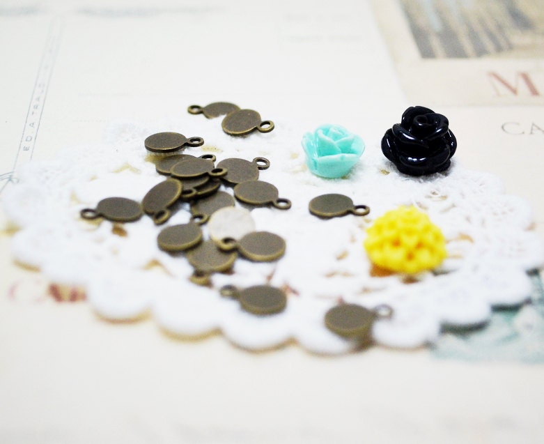 50pcs of 6mm petite Antiqued Brass Resin flower/Pendant Base/Bail personalized initial stamp blanks Wq
