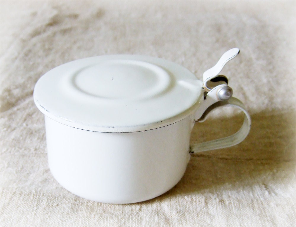 White French enamel Cup Mug with hinged lid