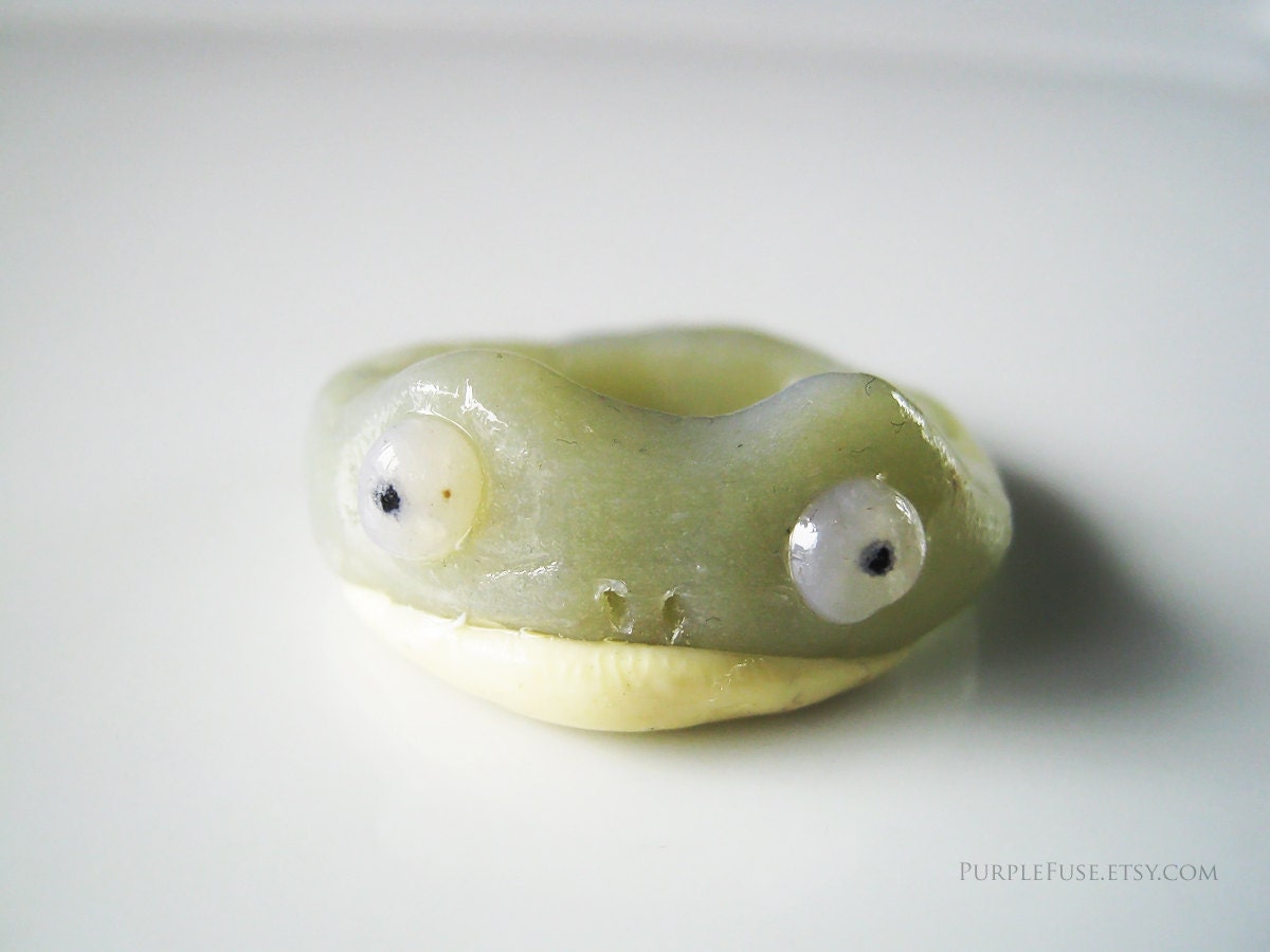 Sea foam green oogly eyed Frog Ring