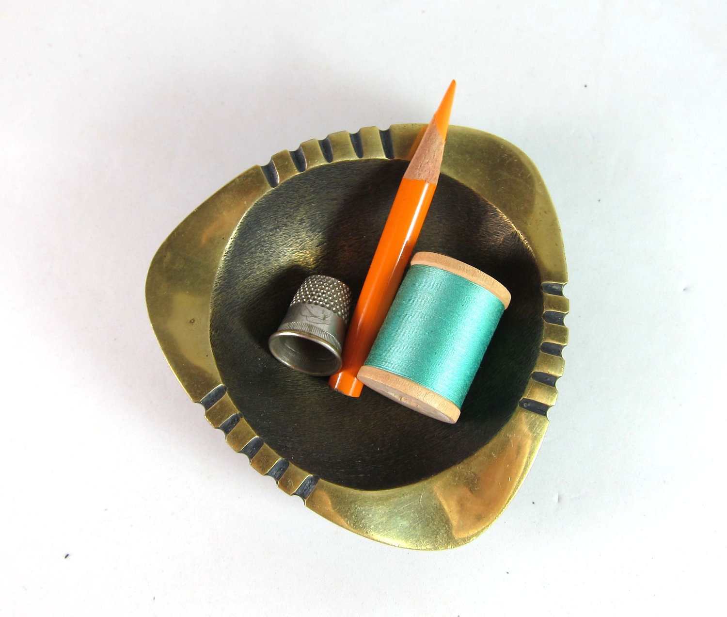 WERKSTÄTTE HAGENAUER Wien Modernist Bronze Art Deco Striped Amorphous Coin Dish