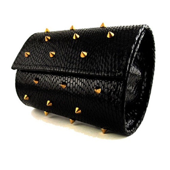 d.bgs spike studded clutch (black w. gold spikes)