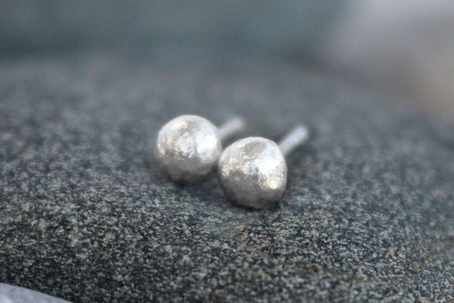Everyday pebble silver post earring