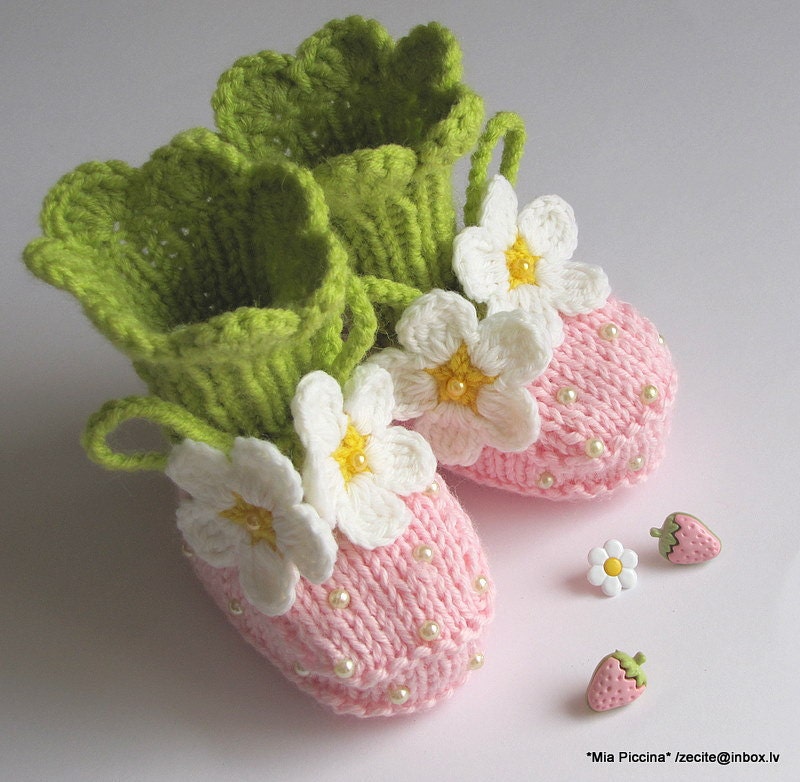 Baby Booties "Pink Strawberry" booties, knitted baby girls shoes  / size 0-3 M