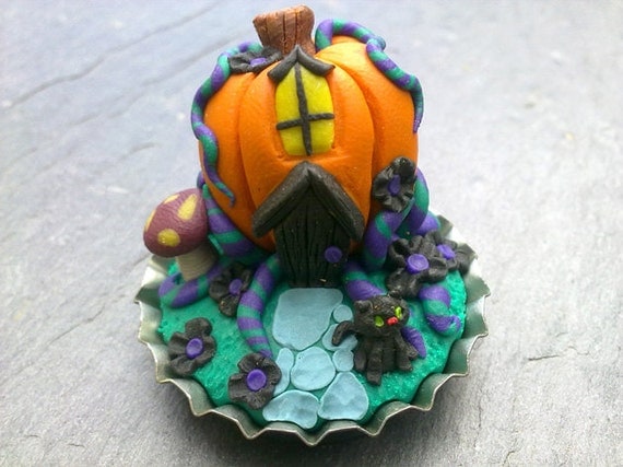 Ultra tiny 1" halloween bottlecap scene pumpkin house with black cat