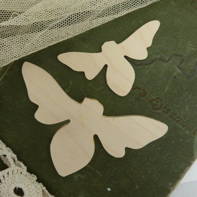 4  ( 2 of each size ) wooden bee cut out shapes ready for you to decorate for mixed media projects etc...
