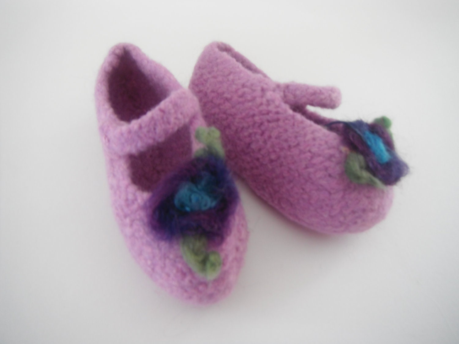 Baby booties, knitted felted baby shoes, Needle felted flowers, lilac Mary-Janes