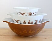 Early American Pyrex Nesting Cinderella Bowl Set - Thanksgiving Americana Pattern Mixing Bowls in Brown, White and Gold (Set of 3)