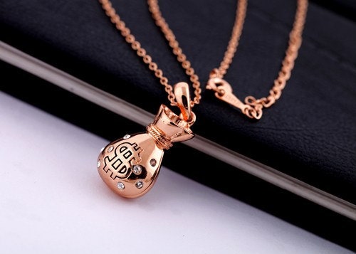The small pocketbook short necklace