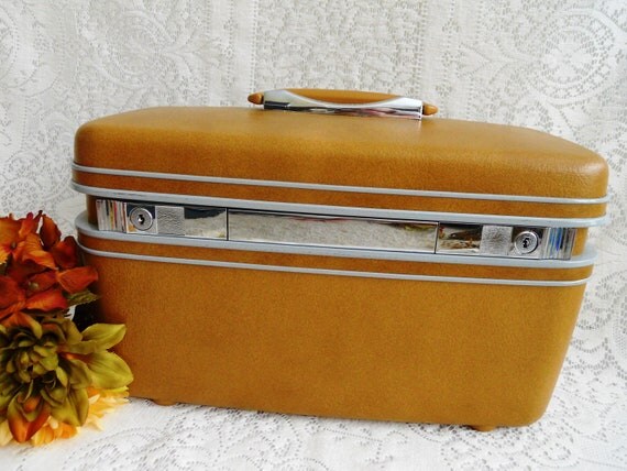 Road Trip Anyone. Samsonite Train Case Carry-on Luggage.