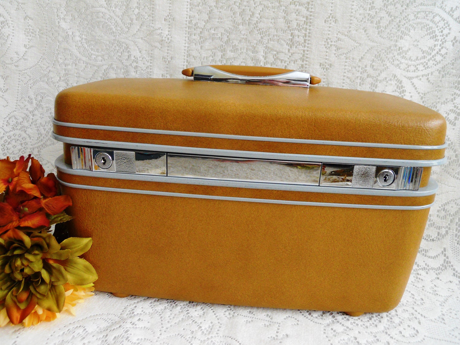 Road Trip Anyone. Samsonite Train Case Carry-on Luggage.