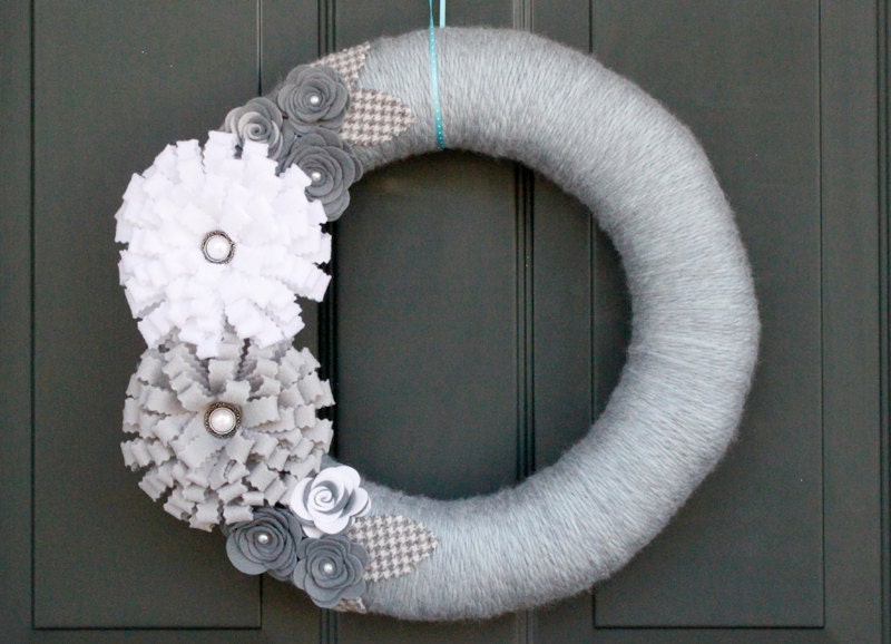 Winter Yarn Wreath: Grey and White Felt Flowers with Houndstooth leaves, Christmas Wreath