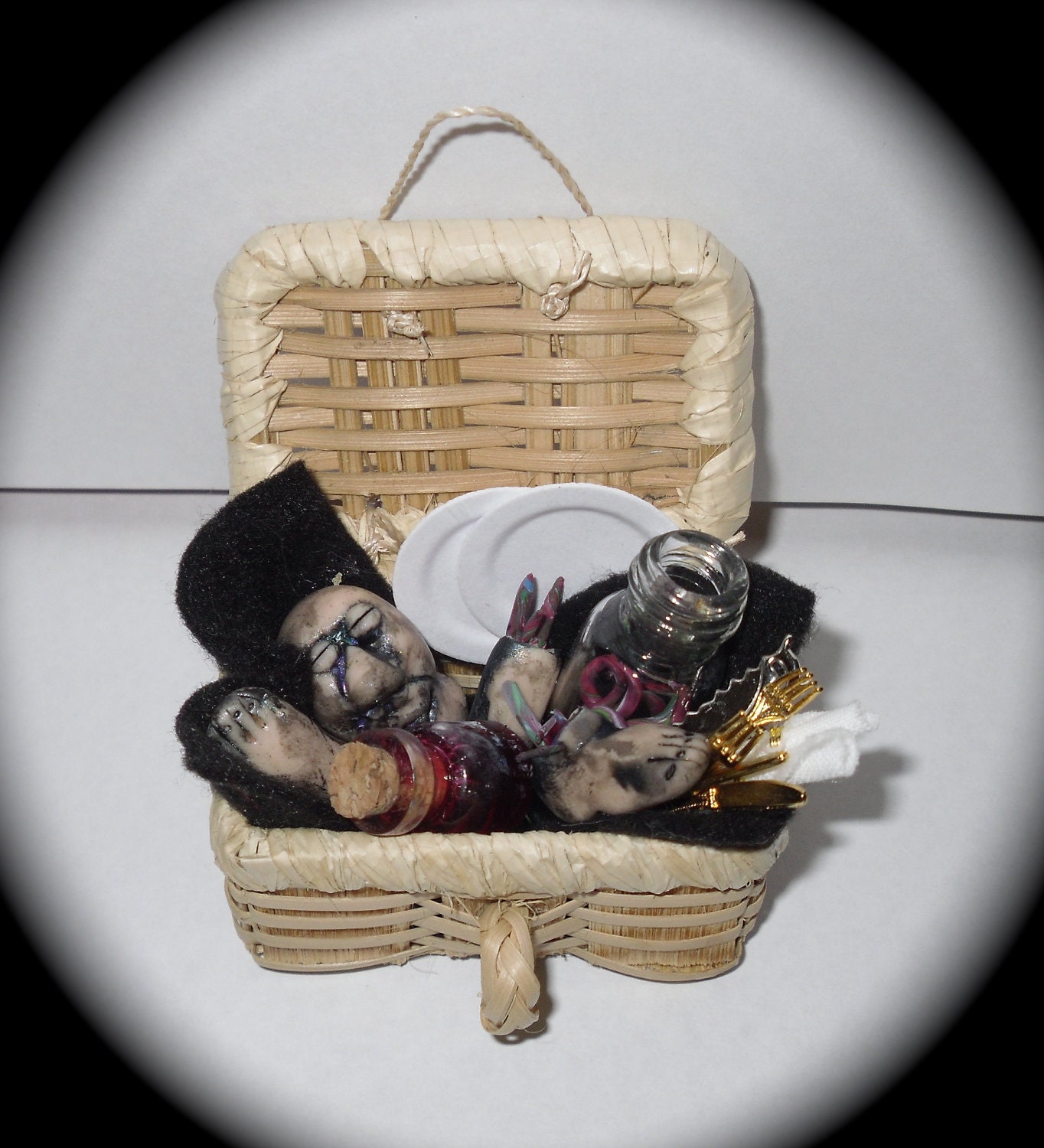 Gory halloween picnic basket - WITCHMINIATURES