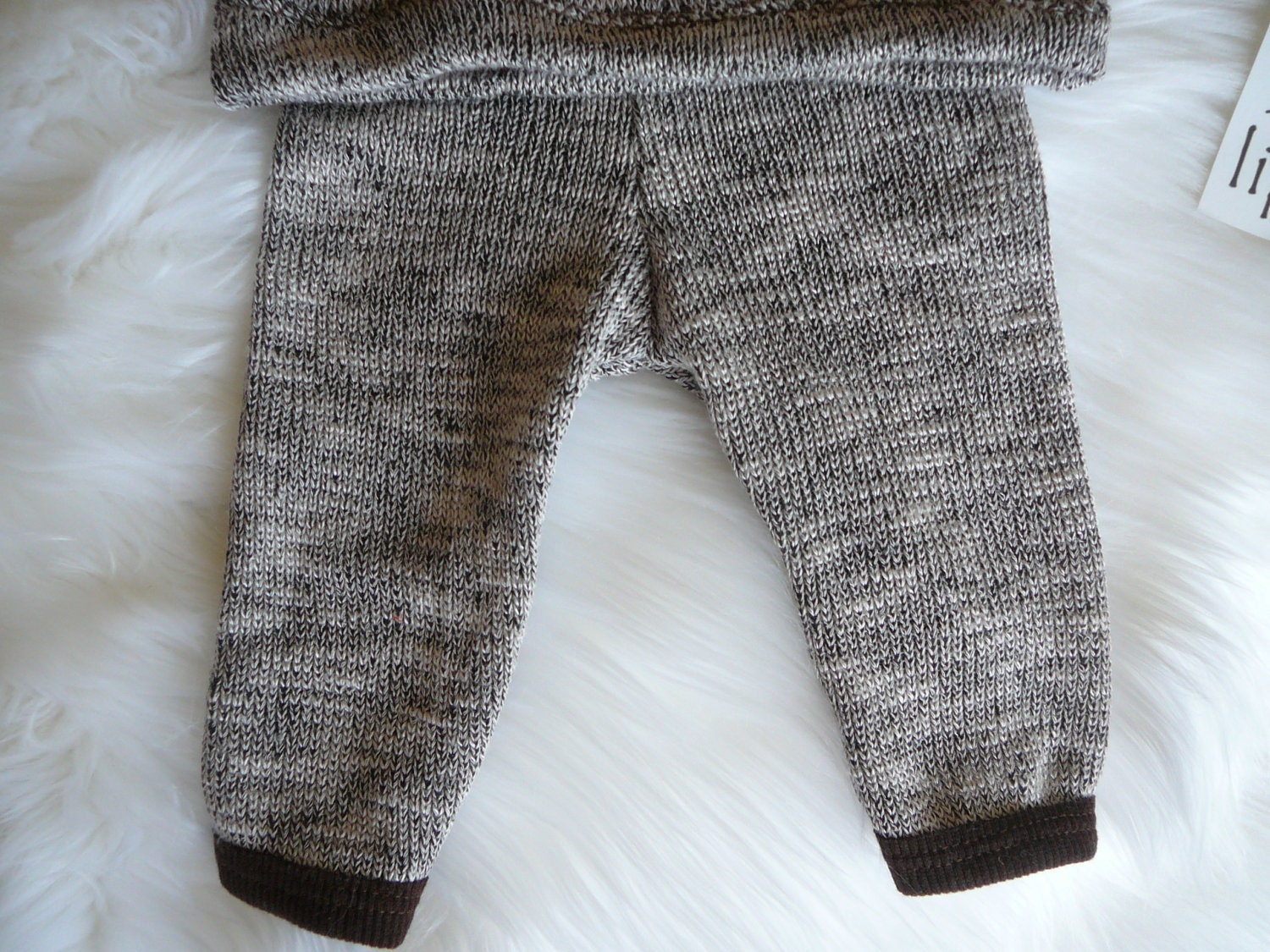 Gender neutral outfit with hat. Size- newborn.     (Made by lippybrand)