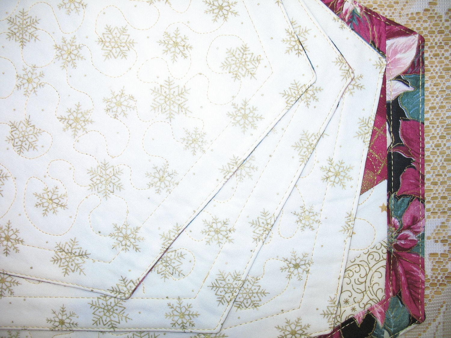 Quilted Placemat Burgundy Poinsettia  Reversible 4 set 123