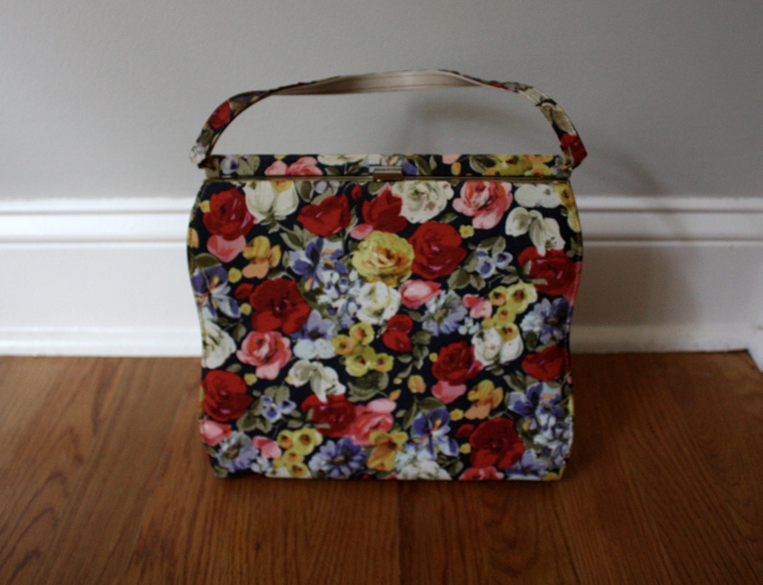 Vintage 60s Floral Scalloped Purse