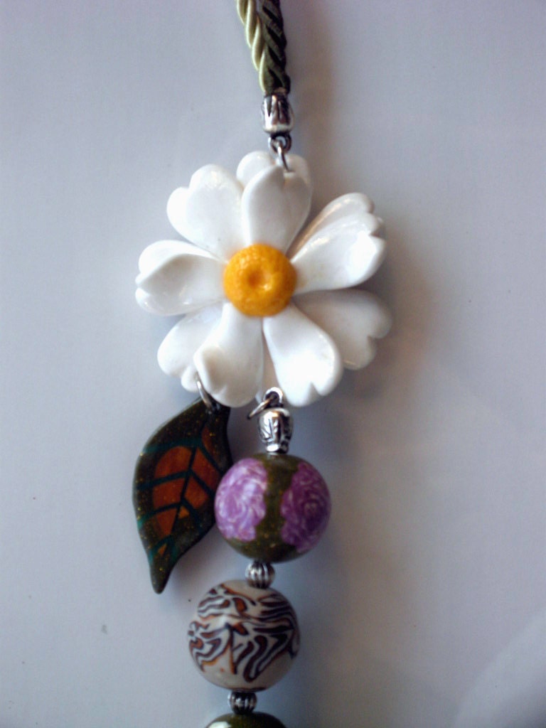 White daisy necklace beads with flowers from polymer clay vintage
