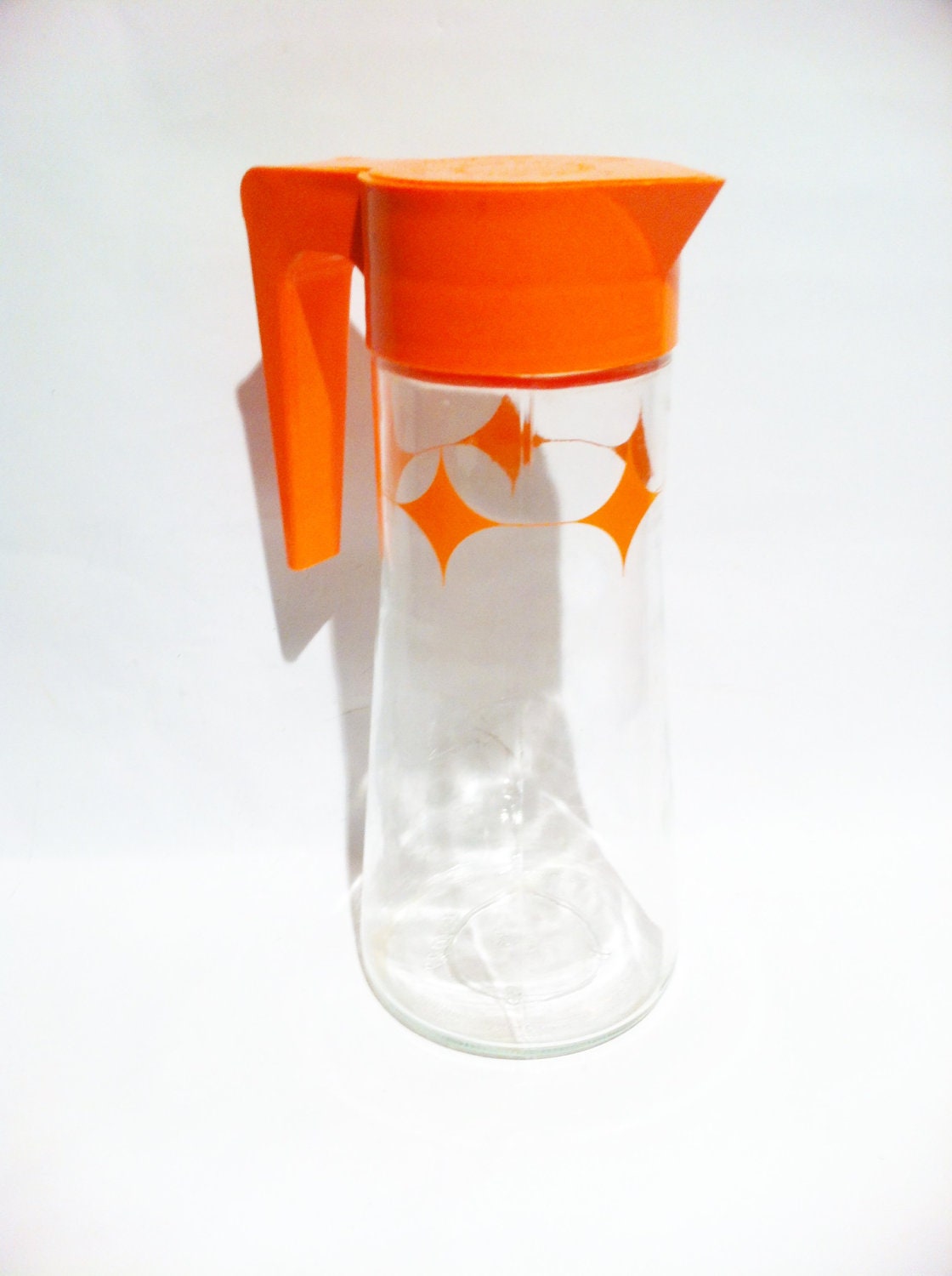 Vintage retro mid century modern orange Pyrex  atomic caraffe glass pitcher.