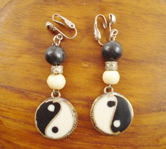 Vintage Yin-Yang Earrings / Taoist Tagitu Fish-Like Shape Earrings / Dark and Light Earrings / Ethnic Earrings