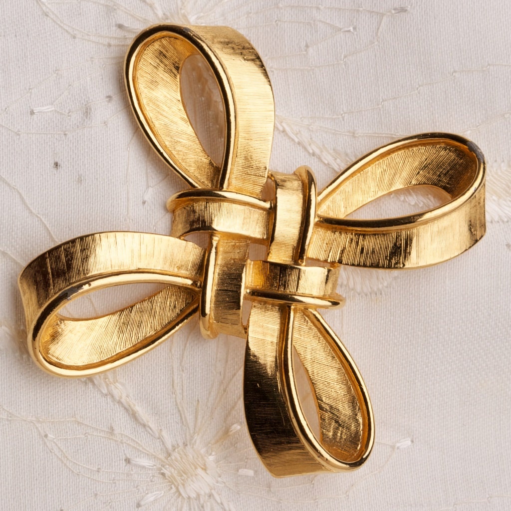 Vintage Signed Trifari Brushed Gold Tone Double Knot Brooch
