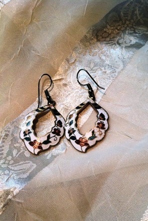 Vintage Darling White Floral Cloisonne Boho Earrings Estate Jewelry