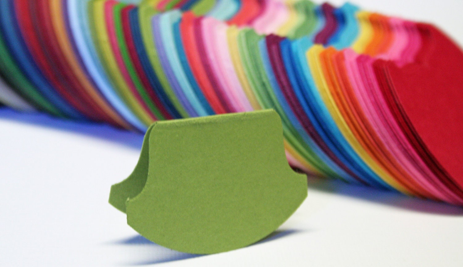 Diecuts round labels - pack of 25 - your color choice