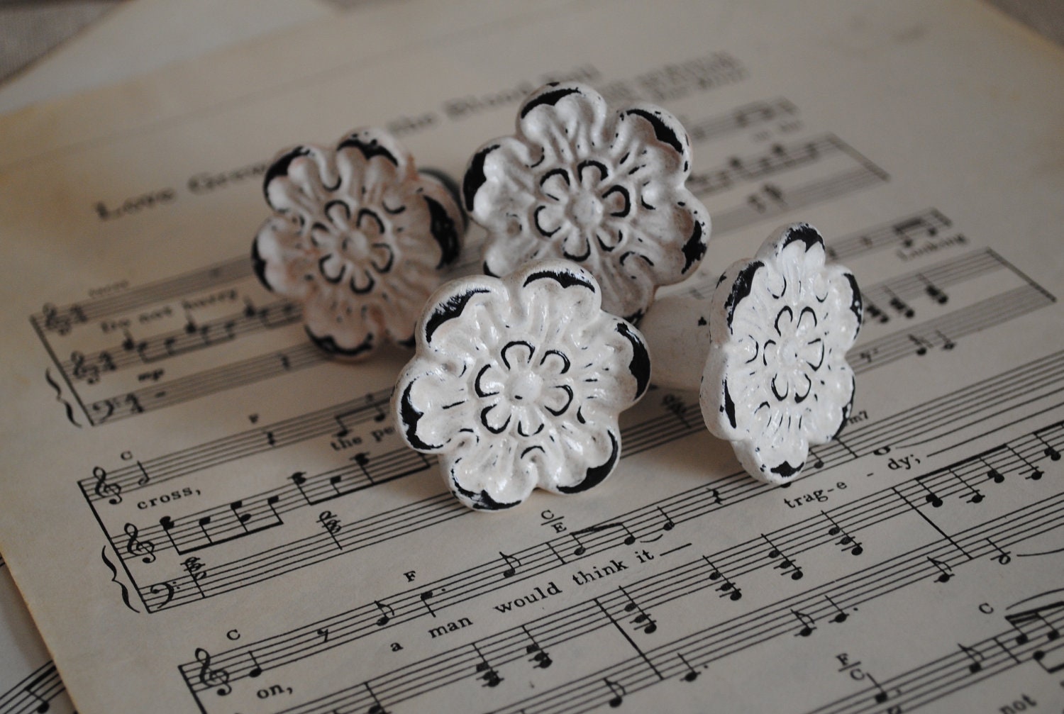SET OF 4/White/Vintage Dresser Knobs / Drawer Pulls / Chippy Drawer Knobs/Cottage Chic/ Antiqued/Distressed Knobs/Cabinet Pulls/Drawer Knobs
