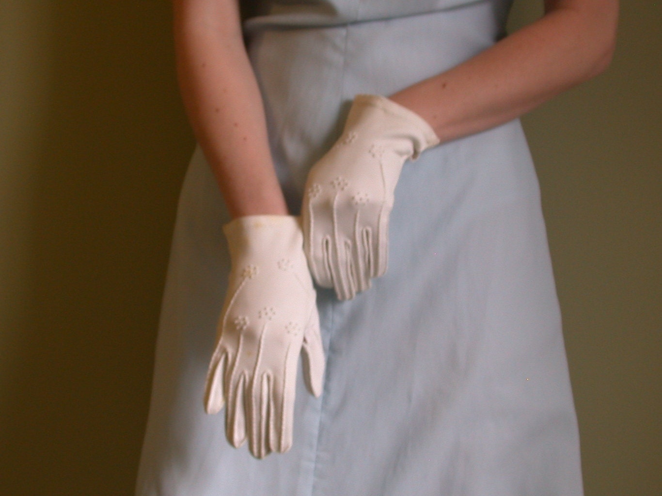 Vintage White Embroidered Ladies' Wrist-length Gloves