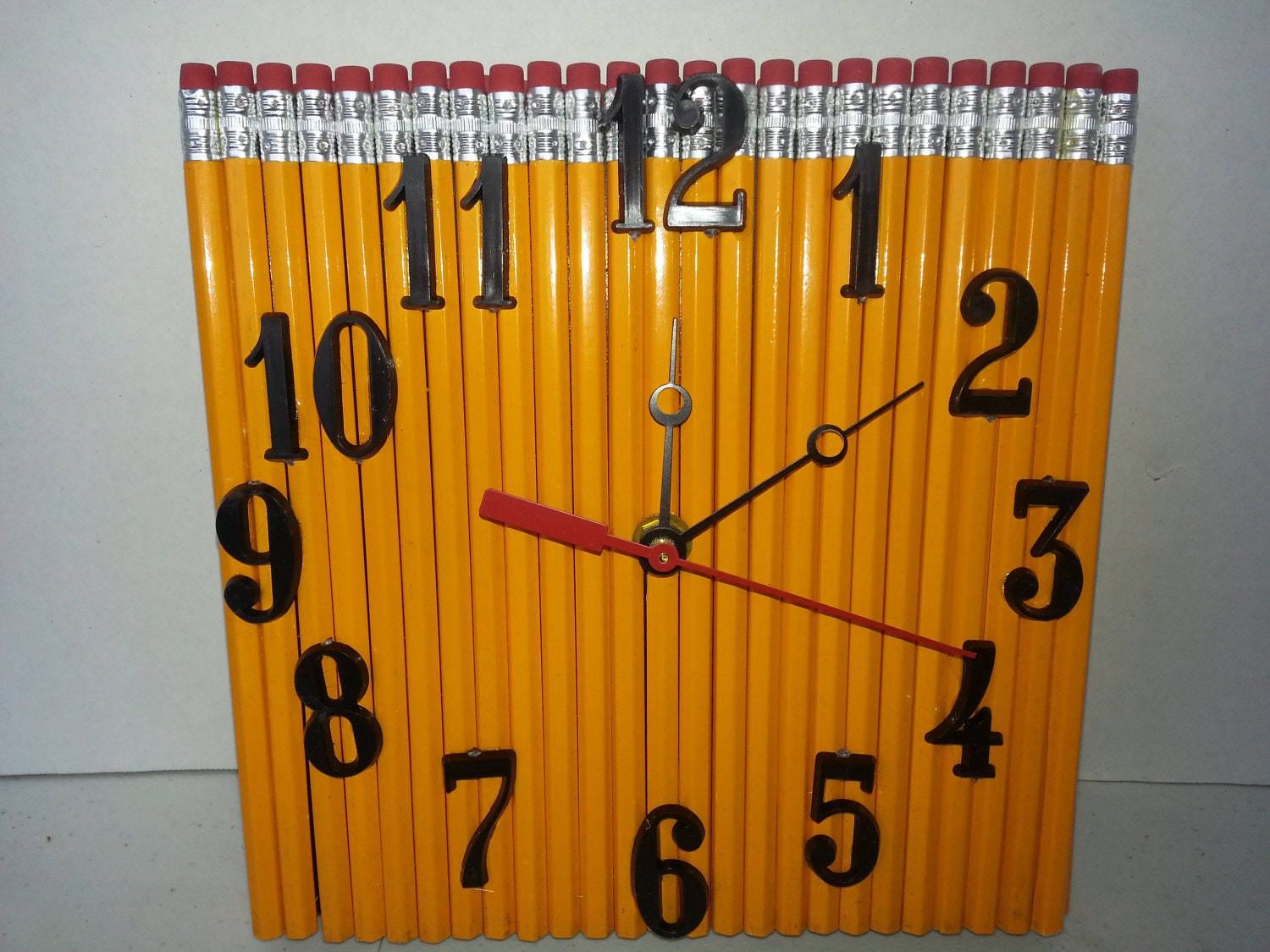 Kalem tasarımlı duvar saatleriPencil wall clocks                    Design : Julie ve Brian Fuller (NothinButTime)