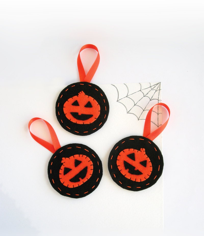 Halloween decoration smiling pumpkin ornaments - black and orange Jack o Lantern