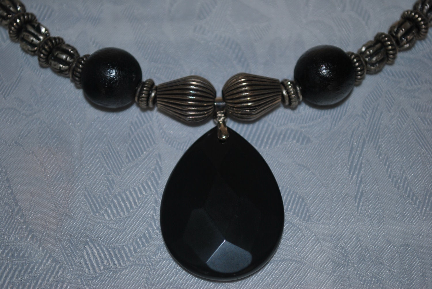 Beuil Black Onyx Oval Pendant Necklace