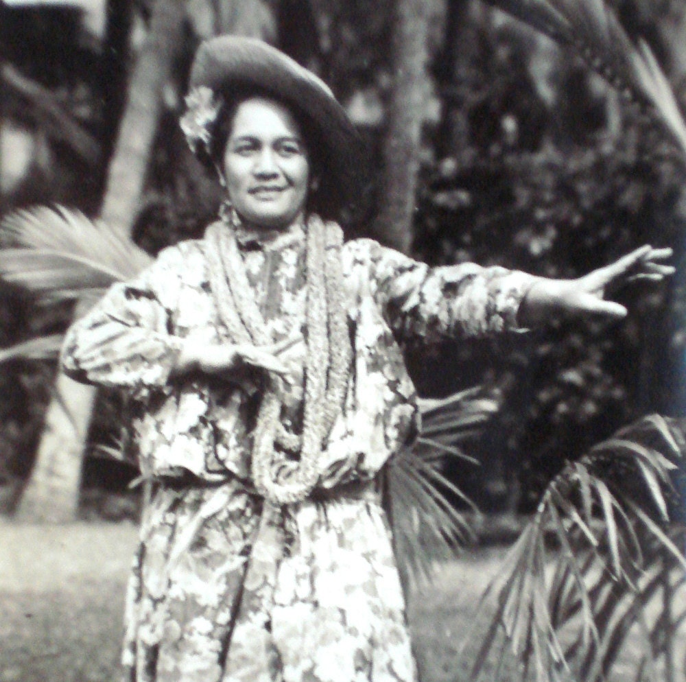 Vintage 1940s Hilo Hattie Photograph Hawaiian Souvenir Photo