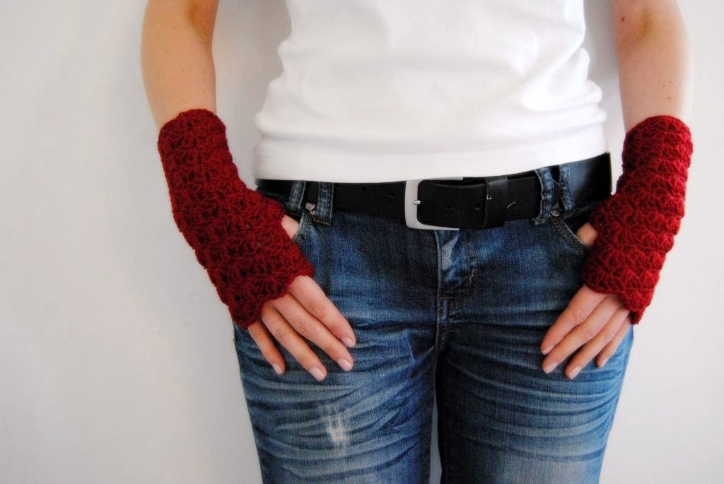 Wrist warmers, fingerless mittens // crochet // red
