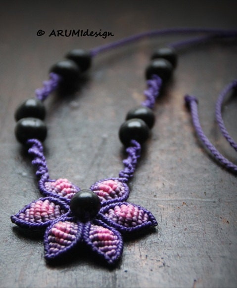 Fiber CHOKER VIOLET FLOWER, adjustable macrame necklace flower with natural seeds