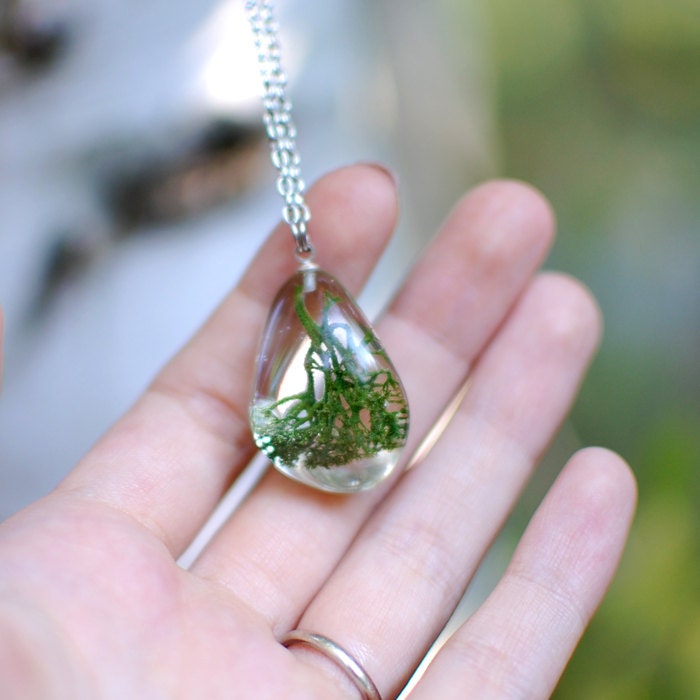 Moss pendant - Natural Specimen - handmade resin jewelry - Natural history Jewelry - Nature lover gardener gift