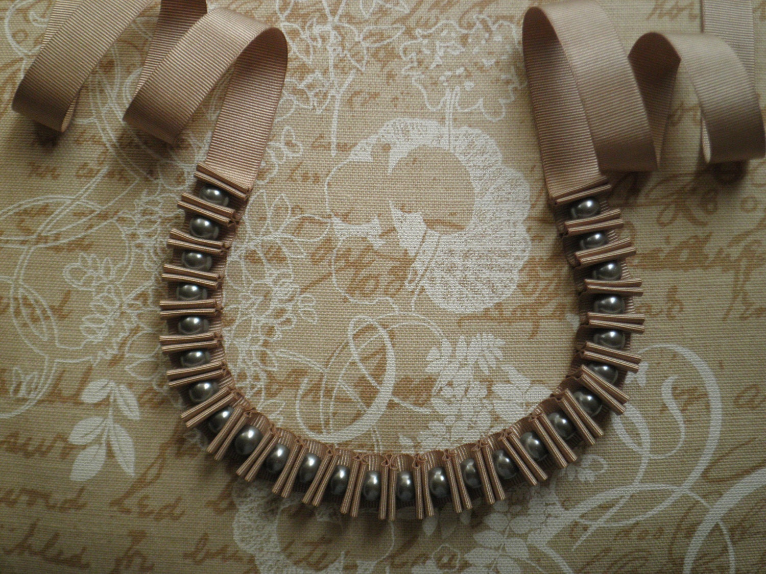 Ribbon and pearls necklace - Beige ribbon necklace with grey glass pearls