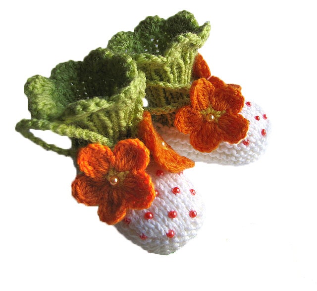 Knitted baby booties, baby girls shoes, flowers, baby shower gifts /size4-6M