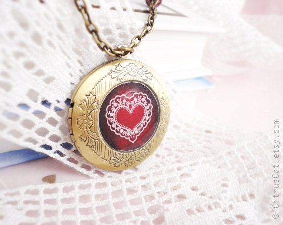 Red heart locket necklace - Vintage jewelry