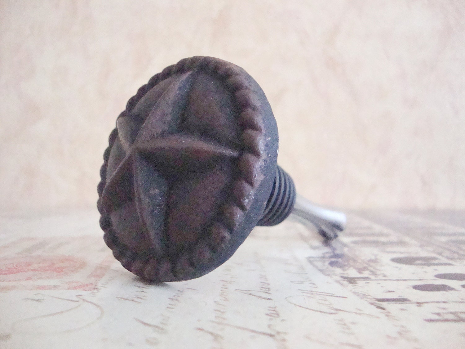 Wine Bottle Stopper - Round Cast Iron Star Wine Stopper