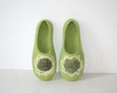 Women house shoes, felted wool slippers Emerald green, ready, handmade, wool shoes - kadabros