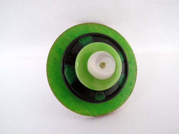 Original unique handmade green button cocktail ring - Button art - Mixed media jewelry Lespetitsbuttons